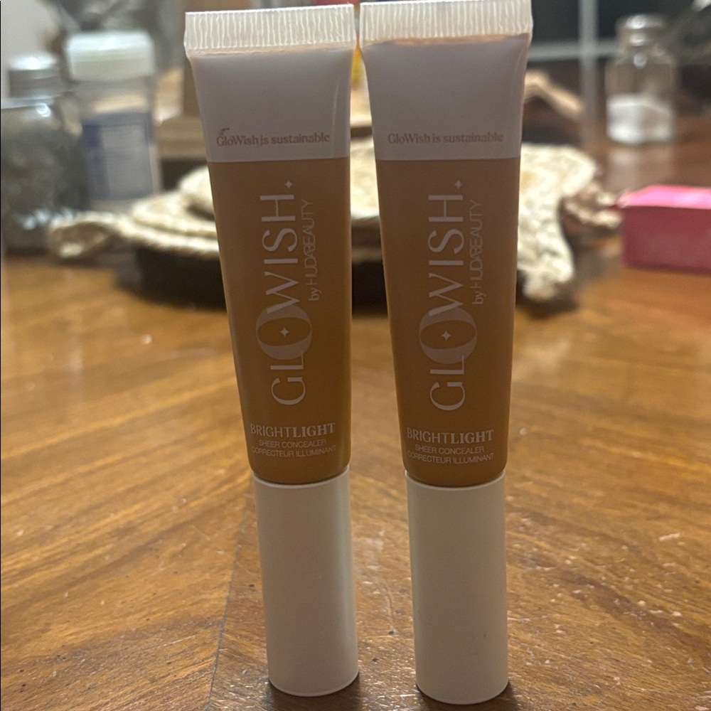 HUDA BEAUTY GloWish Bright Light Concealer